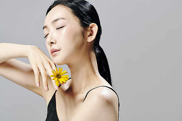 포토 JPG 스튜디오촬영 모델 우먼라이프 여자 포즈 회색배경 국화 실내 한명 상반신 20대 성인 옆모습 뷰티 손들기 눈감음 한국인 꽃반지 슬립 의료성형뷰티 성인여자한명만 국내포토 1 라이프스타일 꽃 뷰포인트 백그라운드 모션 사람 동양인 청년 내부 회색 반지 여자한명만 성인여자만 파일형식