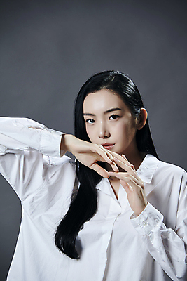 포토 JPG 스튜디오촬영 모델 우먼라이프 응시 여자 포즈 와이셔츠 회색배경 실내 무표정 한명 손짓 상반신 20대 성인 앞모습 뷰티 손잡기 한국인 의료성형뷰티 성인여자한명만 국내포토 1 라이프스타일 시선 감정 뷰포인트 백그라운드 셔츠 모션 표정 사람 동양인 청년 내부 회색 여자한명만 성인여자만 파일형식