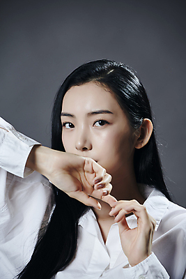 포토 JPG 스튜디오촬영 모델 우먼라이프 응시 여자 포즈 와이셔츠 회색배경 실내 무표정 한명 손짓 상반신 20대 성인 앞모습 뷰티 손잡기 한국인 의료성형뷰티 성인여자한명만 국내포토 1 라이프스타일 시선 감정 뷰포인트 백그라운드 셔츠 모션 표정 사람 동양인 청년 내부 회색 여자한명만 성인여자만 파일형식