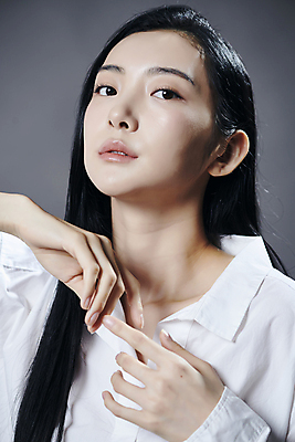 포토 JPG 스튜디오촬영 모델 우먼라이프 응시 여자 포즈 와이셔츠 회색배경 실내 무표정 한명 손짓 상반신 20대 성인 앞모습 뷰티 손잡기 한국인 고개들기 의료성형뷰티 성인여자한명만 국내포토 1 라이프스타일 시선 감정 뷰포인트 백그라운드 셔츠 모션 표정 사람 동양인 청년 내부 회색 여자한명만 성인여자만 파일형식