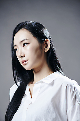 포토 JPG 스튜디오촬영 모델 우먼라이프 응시 여자 포즈 와이셔츠 회색배경 실내 무표정 한명 상반신 20대 성인 옆모습 뷰티 한국인 의료성형뷰티 성인여자한명만 국내포토 1 라이프스타일 시선 감정 뷰포인트 백그라운드 셔츠 표정 사람 동양인 청년 내부 회색 여자한명만 성인여자만 파일형식