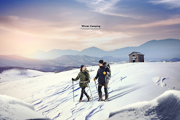 전신 PSD 구름 편집이미지 여자 남자 설경 하늘 주택 성인 두명 걷기 노을 한국인 겨울여행 등산복 겨울산 등산가방 등산스틱 성인만 겨울풍경 설산 겨울캠프 눈덮임 이미지편집 자연요소 옷 여행 컨셉 겨울 가방 모션 산 사람 동양인 풍경 건물 등산 캠핑 등산용품 파일형식