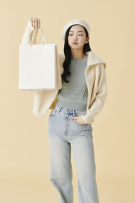 포토 JPG 스튜디오촬영 응시 여자 포즈 겨울 실내 한명 들기 상반신 20대 성인 앞모습 쇼핑백 한국인 청바지 카디건 니트 주머니손 베레모 노란배경 성인여자한명만 국내포토 모자_잡화 1 시선 계절 뷰포인트 백그라운드 상의 가방 바지 모션 사람 동양인 청년 내부 노란색 외투 여자한명만 성인여자만 파일형식