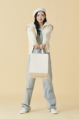 포토 JPG 스튜디오촬영 전신 여자 포즈 겨울 실내 한명 들기 20대 성인 앞모습 쇼핑백 한국인 청바지 카디건 니트 주기 베레모 노란배경 성인여자한명만 국내포토 모자_잡화 1 계절 뷰포인트 백그라운드 상의 가방 바지 모션 사람 동양인 청년 내부 노란색 외투 여자한명만 성인여자만 파일형식