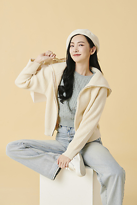 포토 JPG 스튜디오촬영 전신 여자 포즈 겨울 실내 한명 미소 들기 앉기 20대 성인 앞모습 쇼핑백 한국인 청바지 잡기 카디건 니트 베레모 노란배경 성인여자한명만 국내포토 모자_잡화 1 계절 뷰포인트 백그라운드 상의 가방 바지 모션 표정 사람 동양인 청년 내부 노란색 외투 여자한명만 성인여자만 파일형식