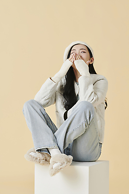 포토 JPG 스튜디오촬영 전신 여자 포즈 겨울 실내 한명 웃음 앉기 20대 성인 옆모습 점퍼 한국인 올려보기 청바지 니트 손모으기 입가림 베레모 노란배경 성인여자한명만 국내포토 모자_잡화 1 계절 뷰포인트 백그라운드 상의 바지 모션 표정 사람 동양인 손짓 청년 내부 노란색 외투 가림 여자한명만 성인여자만 파일형식