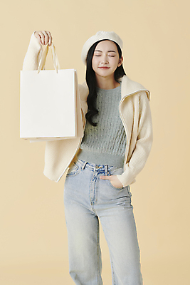 포토 JPG 스튜디오촬영 여자 포즈 겨울 실내 한명 미소 들기 상반신 20대 성인 앞모습 쇼핑백 눈감음 한국인 청바지 카디건 니트 주머니손 베레모 노란배경 성인여자한명만 국내포토 모자_잡화 1 계절 뷰포인트 백그라운드 상의 가방 바지 모션 표정 사람 동양인 청년 내부 노란색 외투 여자한명만 성인여자만 파일형식