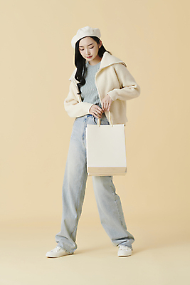 포토 JPG 스튜디오촬영 전신 여자 포즈 겨울 실내 한명 들기 20대 성인 옆모습 쇼핑 쇼핑백 한국인 청바지 카디건 니트 베레모 노란배경 성인여자한명만 내려보기 국내포토 모자_잡화 1 계절 뷰포인트 백그라운드 상의 가방 바지 모션 사람 동양인 청년 내부 노란색 외투 여자한명만 성인여자만 파일형식