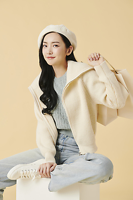 포토 JPG 스튜디오촬영 전신 응시 여자 포즈 겨울 실내 한명 미소 들기 앉기 20대 성인 앞모습 쇼핑백 한국인 청바지 카디건 니트 베레모 노란배경 성인여자한명만 국내포토 모자_잡화 1 시선 계절 뷰포인트 백그라운드 상의 가방 바지 모션 표정 사람 동양인 청년 내부 노란색 외투 여자한명만 성인여자만 파일형식