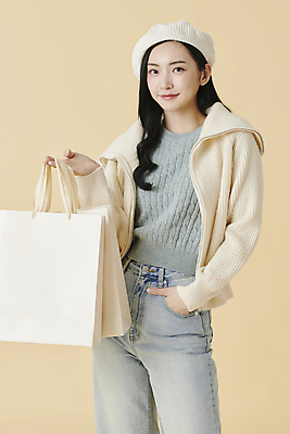 포토 JPG 스튜디오촬영 여자 포즈 겨울 실내 한명 들기 20대 성인 앞모습 쇼핑백 한국인 청바지 카디건 니트 주머니손 베레모 노란배경 성인여자한명만 국내포토 모자_잡화 1 계절 뷰포인트 백그라운드 상의 가방 바지 모션 사람 동양인 청년 내부 노란색 외투 여자한명만 성인여자만 파일형식