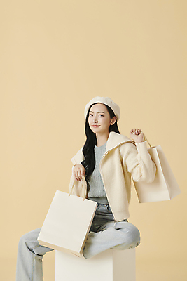 포토 JPG 스튜디오촬영 여자 포즈 겨울 실내 한명 미소 들기 앉기 상반신 20대 성인 앞모습 쇼핑 쇼핑백 한국인 청바지 카디건 니트 베레모 노란배경 성인여자한명만 국내포토 모자_잡화 1 계절 뷰포인트 백그라운드 상의 가방 바지 모션 표정 사람 동양인 청년 내부 노란색 외투 여자한명만 성인여자만 파일형식