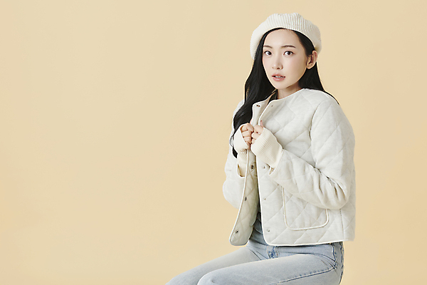 포토 JPG 스튜디오촬영 여자 포즈 겨울 실내 한명 앉기 상반신 20대 앞모습 옆모습 점퍼 한국인 추위 청바지 잡기 니트 베레모 감싸기 노란배경 국내포토 모자_잡화 1 계절 뷰포인트 백그라운드 상의 바지 모션 사람 동양인 청년 내부 노란색 외투 파일형식
