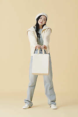 포토 JPG 스튜디오촬영 전신 여자 포즈 겨울 실내 한명 들기 20대 성인 앞모습 쇼핑백 한국인 청바지 카디건 니트 주기 베레모 노란배경 성인여자한명만 국내포토 모자_잡화 1 계절 뷰포인트 백그라운드 상의 가방 바지 모션 사람 동양인 청년 내부 노란색 외투 여자한명만 성인여자만 파일형식