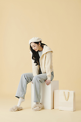 포토 JPG 스튜디오촬영 전신 여자 포즈 겨울 실내 한명 앉기 20대 성인 옆모습 쇼핑 쇼핑백 한국인 청바지 카디건 니트 베레모 까치발 노란배경 털슬리퍼 성인여자한명만 내려보기 국내포토 모자_잡화 1 계절 뷰포인트 백그라운드 상의 가방 바지 모션 발 슬리퍼 사람 동양인 청년 내부 노란색 외투 여자한명만 성인여자만 파일형식