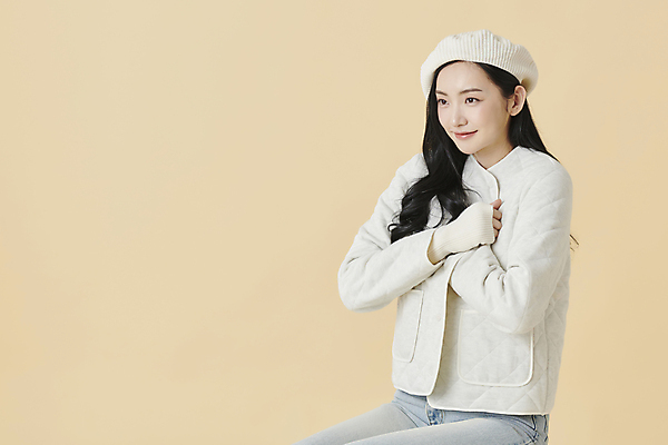 포토 JPG 스튜디오촬영 여자 포즈 겨울 실내 따뜻함 한명 앉기 상반신 20대 성인 앞모습 옆모습 점퍼 한국인 청바지 니트 베레모 감싸기 노란배경 성인여자한명만 국내포토 모자_잡화 1 계절 뷰포인트 백그라운드 상의 바지 모션 사람 동양인 청년 내부 노란색 외투 여자한명만 성인여자만 파일형식