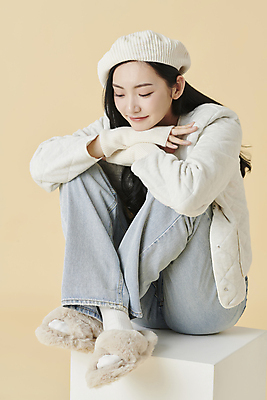 포토 JPG 스튜디오촬영 전신 여자 포즈 겨울 실내 따뜻함 한명 앉기 20대 성인 옆모습 점퍼 한국인 청바지 포근함 니트 베레모 웅크림 노란배경 털슬리퍼 성인여자한명만 내려보기 국내포토 모자_잡화 1 계절 뷰포인트 백그라운드 상의 바지 모션 슬리퍼 사람 동양인 청년 내부 노란색 외투 감각 여자한명만 성인여자만 파일형식