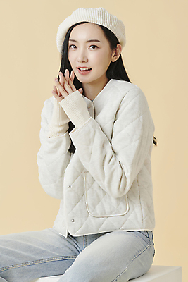 포토 JPG 스튜디오촬영 응시 여자 포즈 겨울 실내 한명 미소 앉기 상반신 20대 성인 앞모습 옆모습 점퍼 한국인 청바지 니트 손모으기 베레모 노란배경 성인여자한명만 국내포토 모자_잡화 1 시선 계절 뷰포인트 백그라운드 상의 바지 모션 표정 사람 동양인 손짓 청년 내부 노란색 외투 여자한명만 성인여자만 파일형식