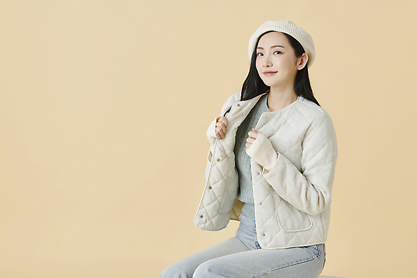포토 JPG 스튜디오촬영 여자 포즈 겨울 실내 따뜻함 한명 앉기 20대 성인 앞모습 옆모습 점퍼 한국인 청바지 잡기 니트 베레모 노란배경 누빔 성인여자한명만 국내포토 모자_잡화 1 계절 뷰포인트 백그라운드 상의 바지 모션 사람 동양인 청년 내부 노란색 외투 여자한명만 성인여자만 파일형식