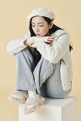 포토 JPG 스튜디오촬영 응시 여자 포즈 겨울 실내 한명 앉기 20대 성인 옆모습 점퍼 한국인 청바지 니트 호기심 베레모 웅크림 노란배경 털슬리퍼 성인여자한명만 내려보기 국내포토 모자_잡화 1 시선 계절 감정 뷰포인트 백그라운드 컨셉 상의 바지 모션 슬리퍼 사람 동양인 청년 내부 노란색 외투 여자한명만 성인여자만 파일형식