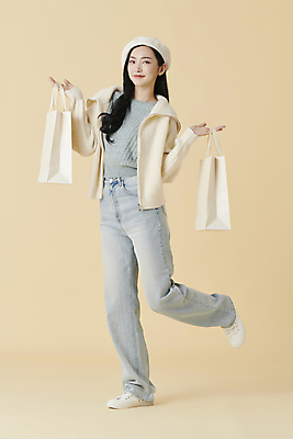 포토 JPG 스튜디오촬영 전신 여자 포즈 겨울 실내 한명 들기 20대 성인 앞모습 쇼핑 쇼핑백 한국인 청바지 카디건 니트 베레모 노란배경 다리들기 성인여자한명만 국내포토 모자_잡화 1 계절 뷰포인트 백그라운드 상의 가방 바지 모션 사람 동양인 청년 내부 노란색 외투 여자한명만 성인여자만 파일형식
