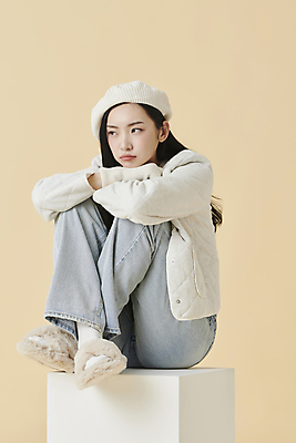 포토 JPG 스튜디오촬영 전신 응시 여자 포즈 겨울 실내 한명 앉기 20대 성인 앞모습 점퍼 한국인 청바지 니트 고민 베레모 웅크림 노란배경 털슬리퍼 성인여자한명만 국내포토 모자_잡화 1 시선 계절 감정 뷰포인트 백그라운드 상의 바지 모션 슬리퍼 사람 동양인 청년 내부 노란색 외투 여자한명만 성인여자만 파일형식
