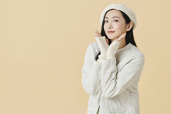 포토 JPG 스튜디오촬영 응시 여자 포즈 겨울 실내 한명 20대 성인 앞모습 점퍼 한국인 니트 베레모 꽃받침 노란배경 성인여자한명만 국내포토 모자_잡화 1 시선 계절 뷰포인트 백그라운드 상의 사람 동양인 손짓 청년 내부 노란색 외투 여자한명만 성인여자만 파일형식