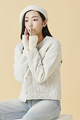 포토 JPG 스튜디오촬영 여자 포즈 겨울 실내 한명 상반신 20대 성인 옆모습 점퍼 한국인 청바지 니트 베레모 노란배경 토시 성인여자한명만 바람불기 국내포토 모자_잡화 1 옷 계절 뷰포인트 백그라운드 상의 바지 사람 동양인 청년 내부 노란색 외투 불기 여자한명만 성인여자만 파일형식