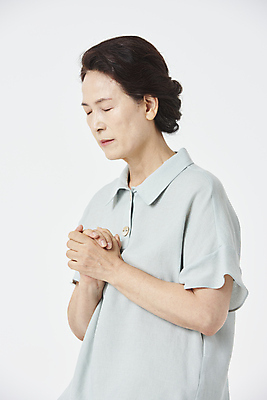 포토 JPG 스튜디오촬영 여자 노년 기독교 할머니 셔츠 회색배경 고개숙이기 한명 상반신 옆모습 실버라이프 눈감음 한국인 기도 60대 손모으기 노인여자한명만 국내포토 1 라이프스타일 종교 뷰포인트 백그라운드 상의 모션 실내 숙이기 사람 동양인 손짓 성인 회색 여자한명만 노인여자만 파일형식