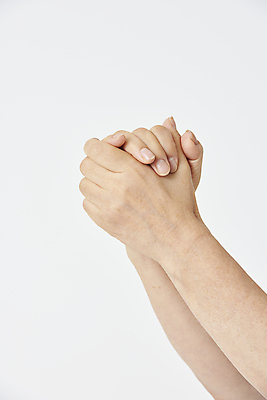 포토 JPG 스튜디오촬영 손 기독교 회색배경 신체부위 기도 손모으기 국내포토 종교 백그라운드 실내 사람 손짓 회색 파일형식