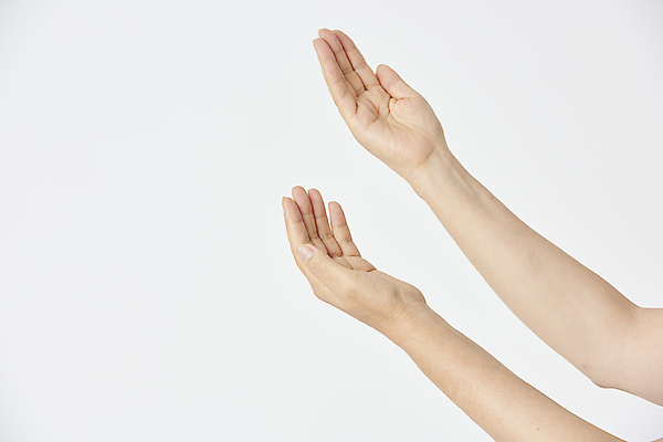 포토 JPG 스튜디오촬영 손 기독교 회색배경 신체부위 손들기 팔 손뻗기 국내포토 종교 백그라운드 모션 실내 사람 회색 파일형식