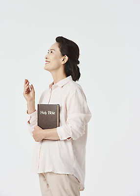 포토 JPG 스튜디오촬영 여자 노년 기독교 할머니 셔츠 회색배경 한명 들기 상반신 옆모습 실버라이프 손들기 성경 한국인 올려보기 기도 60대 노인여자한명만 국내포토 1 라이프스타일 종교 뷰포인트 백그라운드 상의 종교용품 모션 실내 사람 동양인 성인 회색 여자한명만 노인여자만 파일형식