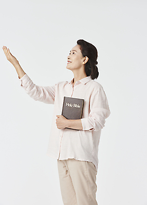 포토 JPG 스튜디오촬영 전신 여자 노년 기독교 할머니 셔츠 회색배경 한명 미소 들기 상반신 옆모습 실버라이프 성경 한국인 올려보기 기도 60대 노인여자한명만 국내포토 1 라이프스타일 종교 뷰포인트 백그라운드 상의 종교용품 모션 실내 표정 사람 동양인 성인 회색 여자한명만 노인여자만 파일형식