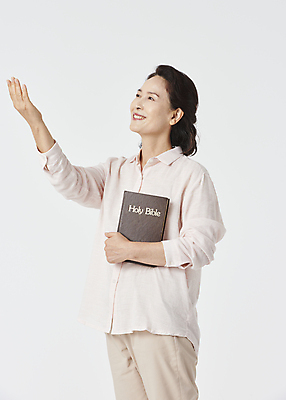 포토 JPG 스튜디오촬영 여자 노년 기독교 할머니 셔츠 회색배경 한명 미소 들기 상반신 옆모습 실버라이프 손들기 성경 한국인 올려보기 기도 60대 손뻗기 노인여자한명만 국내포토 1 라이프스타일 종교 뷰포인트 백그라운드 상의 종교용품 모션 실내 표정 사람 동양인 성인 회색 여자한명만 노인여자만 파일형식