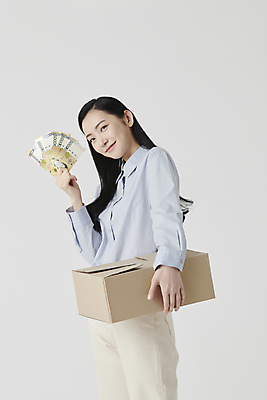 포토 JPG 스튜디오촬영 응시 여자 셔츠 지폐 실내 한명 미소 들기 상반신 20대 성인 옆모습 상자 거래 한국인 자신감 종이상자 흰배경 택배상자 성인여자한명만 중고거래 국내포토 1 시선 감정 뷰포인트 백그라운드 상의 돈 모션 표정 사람 동양인 청년 내부 흰색 택배 여자한명만 성인여자만 파일형식