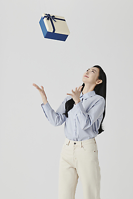 포토 JPG 스튜디오촬영 여자 셔츠 실내 선물 한명 미소 상반신 20대 성인 앞모습 옆모습 선물상자 한국인 올려보기 던지기 흰배경 성인여자한명만 국내포토 1 뷰포인트 백그라운드 상의 모션 표정 사람 동양인 청년 내부 상자 흰색 여자한명만 성인여자만 파일형식