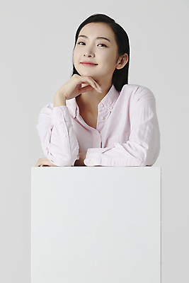 포토 JPG 스튜디오촬영 응시 여자 셔츠 실내 한명 미소 상반신 20대 성인 앞모습 상자 턱괴기 한국인 흰배경 성인여자한명만 국내포토 1 시선 뷰포인트 백그라운드 상의 모션 표정 사람 동양인 청년 내부 흰색 여자한명만 성인여자만 파일형식