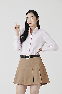 포토 JPG 스튜디오촬영 여자 허리손 셔츠 실내 한명 미소 손짓 상반신 20대 성인 앞모습 치마 한국인 가리킴 흰배경 성인여자한명만 국내포토 1 뷰포인트 포즈 백그라운드 상의 모션 하의 표정 사람 동양인 청년 내부 흰색 여자한명만 성인여자만 파일형식