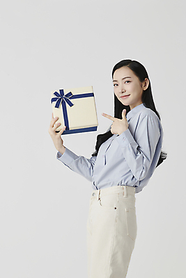포토 JPG 스튜디오촬영 여자 셔츠 실내 선물 한명 미소 들기 상반신 20대 성인 옆모습 선물상자 한국인 가리킴 흰배경 성인여자한명만 국내포토 1 뷰포인트 백그라운드 상의 모션 표정 사람 동양인 손짓 청년 내부 상자 흰색 여자한명만 성인여자만 파일형식
