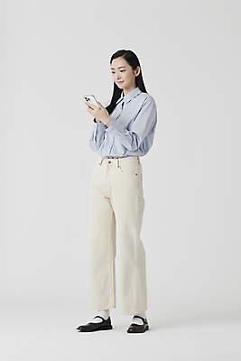 포토 JPG 스튜디오촬영 전신 여자 셔츠 실내 한명 서기 미소 들기 20대 성인 옆모습 스마트폰 한국인 확인 흰배경 성인여자한명만 국내포토 1 뷰포인트 백그라운드 상의 모션 표정 사람 동양인 청년 내부 핸드폰 스마트기기 흰색 여자한명만 성인여자만 파일형식