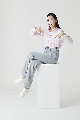 포토 JPG 스튜디오촬영 전신 여자 셔츠 실내 한명 미소 앉기 20대 성인 앞모습 옆모습 상자 한국인 다리꼬기 청바지 가리킴 흰배경 성인여자한명만 국내포토 1 뷰포인트 백그라운드 상의 바지 모션 표정 사람 동양인 손짓 청년 내부 흰색 여자한명만 성인여자만 파일형식