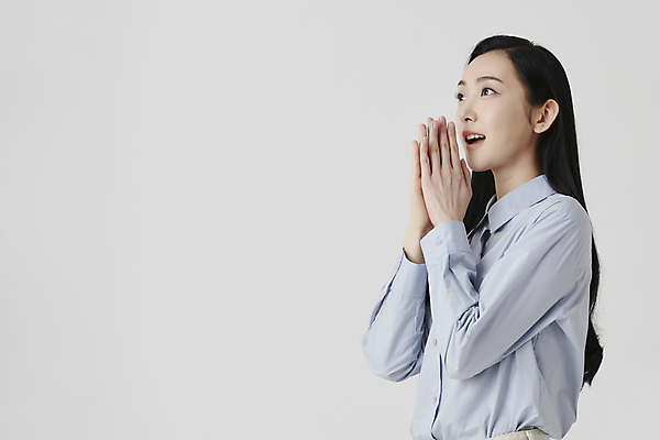 포토 JPG 스튜디오촬영 응시 여자 셔츠 실내 한명 상반신 20대 성인 옆모습 놀람 한국인 흰배경 손모으기 손맞댄 성인여자한명만 국내포토 1 시선 감정 뷰포인트 백그라운드 상의 표정 사람 동양인 손짓 청년 내부 흰색 여자한명만 성인여자만 파일형식