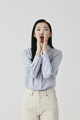 포토 JPG 스튜디오촬영 여자 셔츠 실내 말하기 한명 상반신 20대 성인 앞모습 한국인 귓속말 흰배경 손모으기 성인여자한명만 국내포토 1 뷰포인트 백그라운드 상의 모션 사람 동양인 손짓 청년 내부 흰색 여자한명만 성인여자만 파일형식