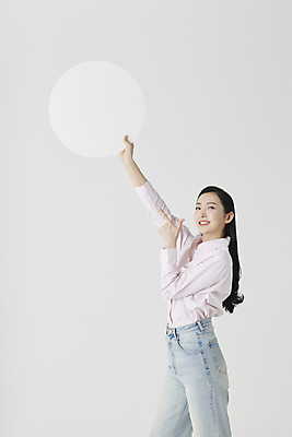 포토 JPG 스튜디오촬영 배너 여자 셔츠 실내 한명 미소 들기 상반신 20대 성인 옆모습 손들기 한국인 청바지 가리킴 흰배경 원형프레임 성인여자한명만 국내포토 1 뷰포인트 백그라운드 상의 바지 모션 프레임 표정 사람 동양인 손짓 청년 내부 흰색 원형 여자한명만 성인여자만 파일형식