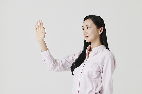 포토 JPG 스튜디오촬영 여자 셔츠 실내 한명 미소 상반신 20대 성인 옆모습 한국인 인사 흰배경 손인사 성인여자한명만 국내포토 1 뷰포인트 백그라운드 상의 표정 사람 동양인 청년 내부 흰색 예절 여자한명만 성인여자만 파일형식