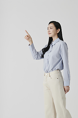 포토 JPG 스튜디오촬영 여자 셔츠 실내 한명 미소 손짓 상반신 20대 성인 옆모습 한국인 가리킴 흰배경 성인여자한명만 국내포토 1 뷰포인트 백그라운드 상의 모션 표정 사람 동양인 청년 내부 흰색 여자한명만 성인여자만 파일형식