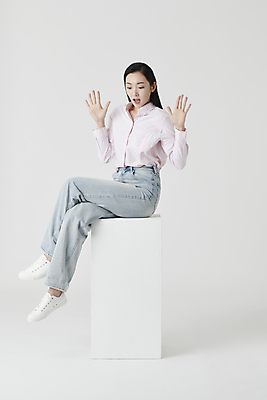 포토 JPG 스튜디오촬영 전신 여자 셔츠 실내 한명 앉기 20대 성인 앞모습 옆모습 상자 놀람 한국인 다리꼬기 청바지 흰배경 성인여자한명만 내려보기 국내포토 1 감정 뷰포인트 백그라운드 상의 바지 모션 표정 사람 동양인 청년 내부 흰색 여자한명만 성인여자만 파일형식