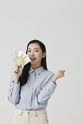 포토 JPG 스튜디오촬영 여자 셔츠 지폐 응원 실내 한명 웃음 들기 상반신 20대 성인 앞모습 파이팅 주먹 한국인 흰배경 성인여자한명만 국내포토 1 뷰포인트 백그라운드 상의 돈 모션 표정 사람 동양인 청년 내부 흰색 여자한명만 성인여자만 파일형식