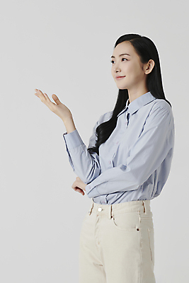 포토 JPG 스튜디오촬영 여자 셔츠 실내 설명 한명 미소 손짓 상반신 20대 성인 옆모습 손들기 한국인 가리킴 흰배경 성인여자한명만 국내포토 1 뷰포인트 백그라운드 상의 모션 표정 사람 동양인 청년 내부 흰색 여자한명만 성인여자만 파일형식