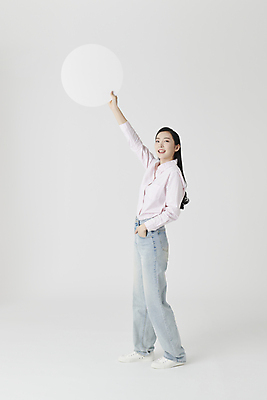 포토 JPG 스튜디오촬영 전신 배너 여자 셔츠 실내 한명 서기 들기 20대 성인 옆모습 손들기 한국인 청바지 흰배경 주머니손 원형프레임 성인여자한명만 국내포토 1 뷰포인트 백그라운드 상의 바지 모션 프레임 사람 동양인 청년 내부 흰색 원형 여자한명만 성인여자만 파일형식