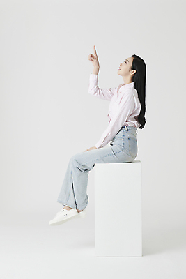 포토 JPG 스튜디오촬영 전신 여자 셔츠 실내 한명 앉기 손짓 20대 성인 옆모습 한국인 올려보기 다리꼬기 청바지 가리킴 흰배경 성인여자한명만 국내포토 1 뷰포인트 백그라운드 상의 바지 모션 사람 동양인 청년 내부 흰색 여자한명만 성인여자만 파일형식